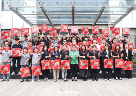 心系员工 情暖中秋 | j9九游会给全体员工派发中秋福利